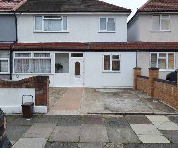 Parking on Leyburn Road, N18
