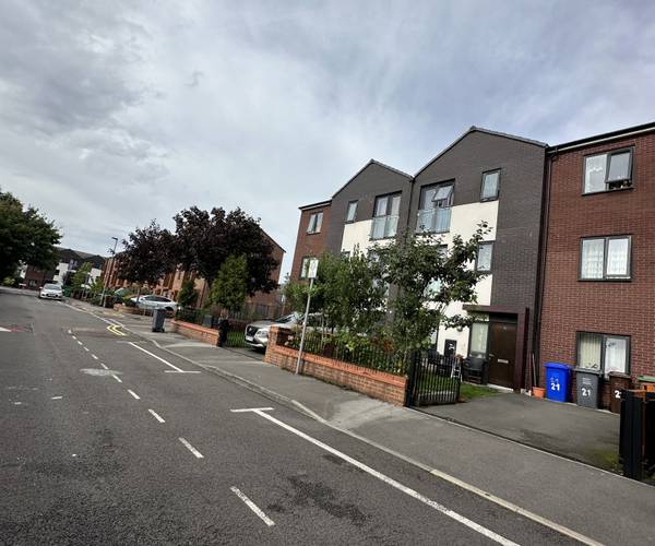 Westman Drive, M13