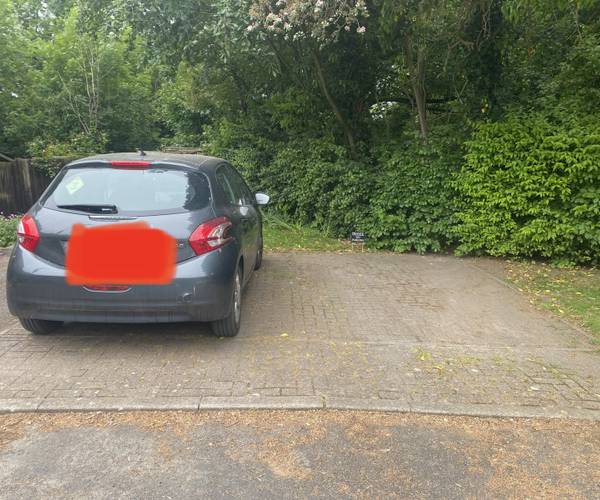Parking on Edmond Beaufort Drive, AL3