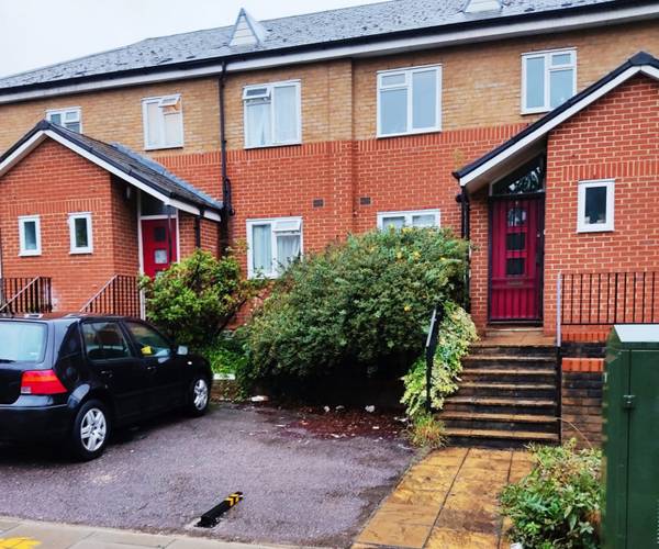 Parking on Woodberry Grove, N4