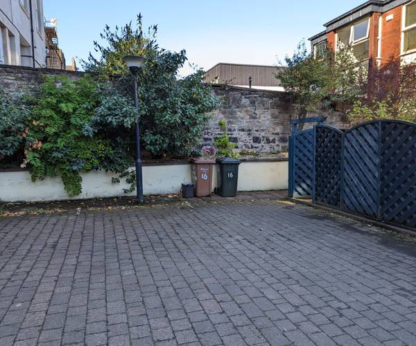 Parking on Dublin Street Lane South, EH1