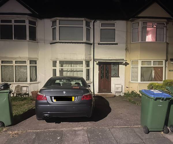 Parking on Streamdale, SE2