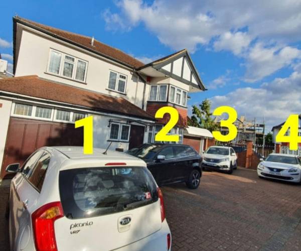 Crespigny Road, NW4