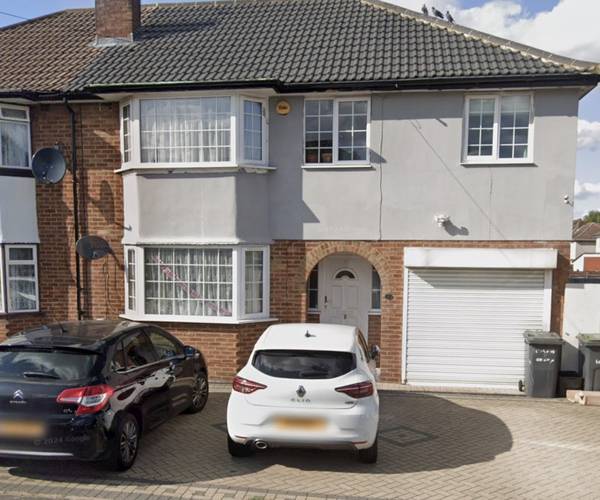 Parking on Raleigh Grove, LU4