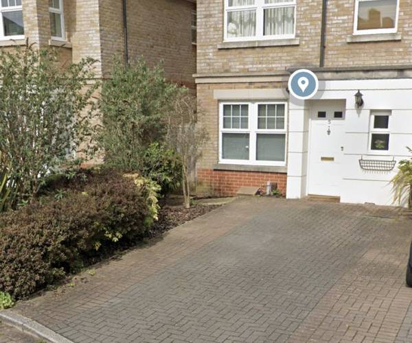 Parking on Sandringham Mews, TW12