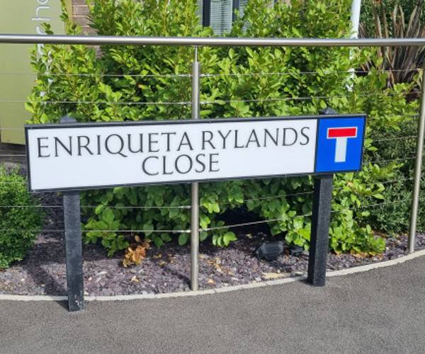Enriqueta Rylands Close, M32