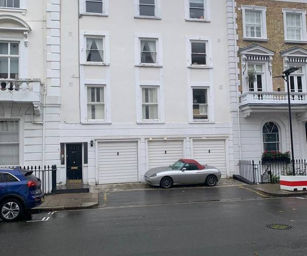 Parking on St. Georges Drive, SW1V