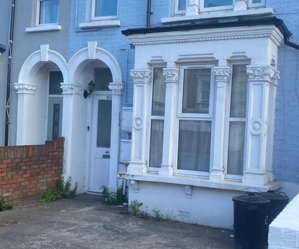Parking on Garratt Lane, SW17