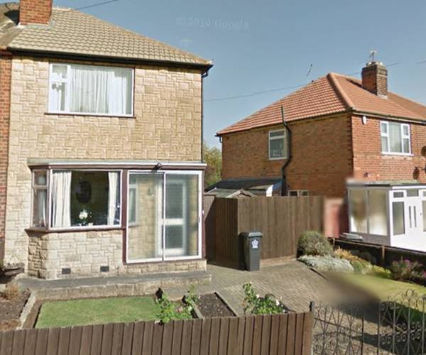 Parking on Mavis Avenue, LE3