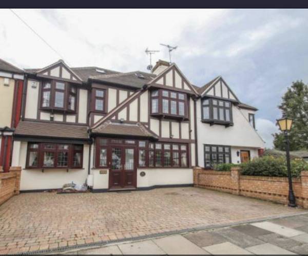 Parking on Eastbourne Grove, SS0