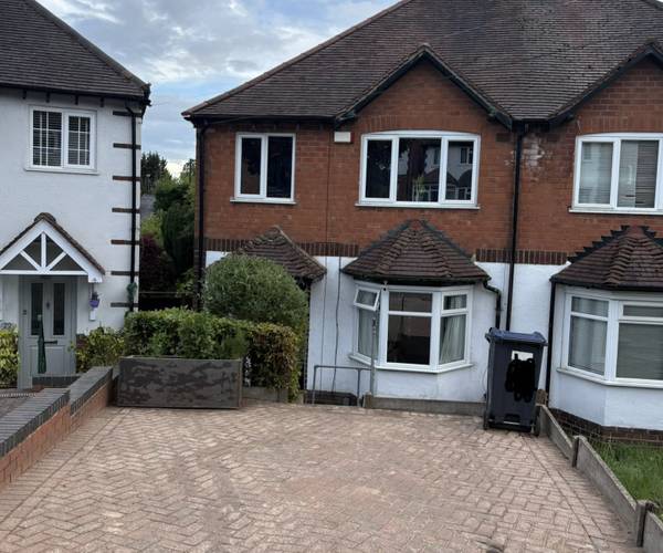 Parking on Woodleigh Avenue, B17