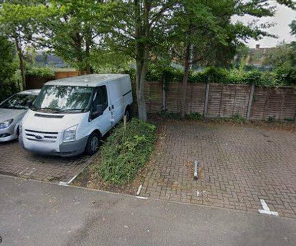Parking on Leafield, LU3