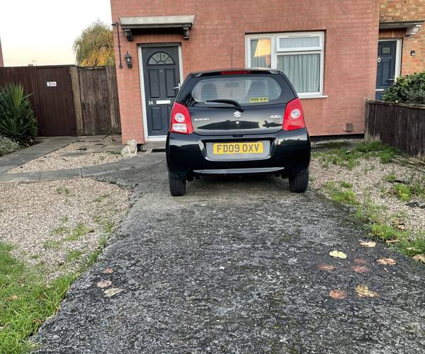 Parking on Tyler Avenue, LE11
