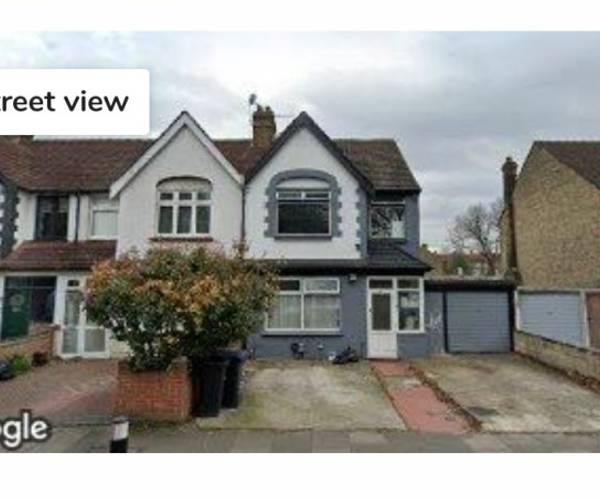 Victoria Road, N18