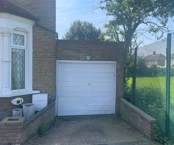Parking on Bell Road, EN1