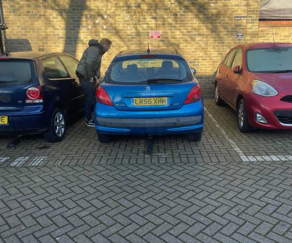 Parking on Lee Conservancy Road, E9
