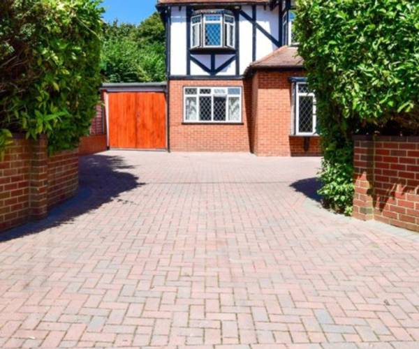 Three Bridges Road, RH10
