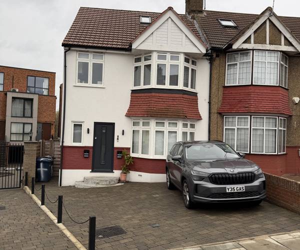 Parking on St. Margarets Avenue, N20