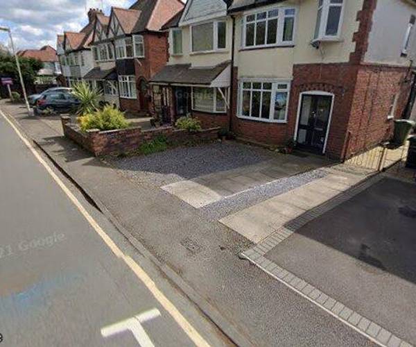 Parking on Newfield Crescent, B63
