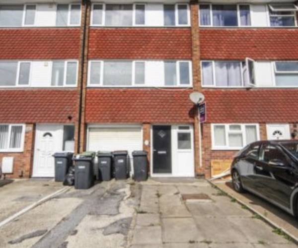 Parking on Chertsey Close, LU2
