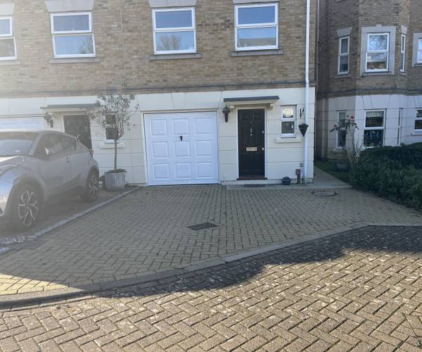 Parking on Penners Gardens, KT6