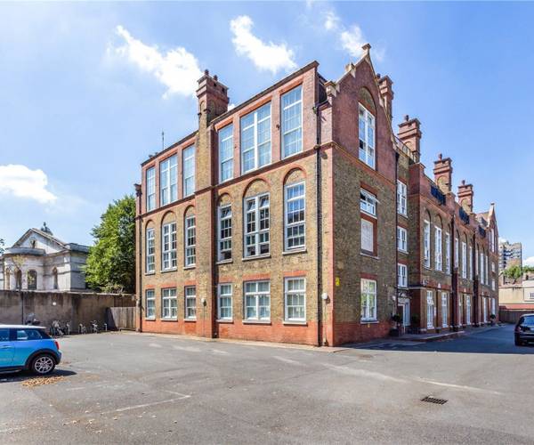 Parking on School Mews, E1