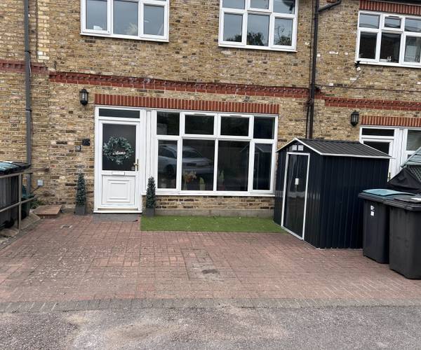 Parking on Rosebery Mews, N10