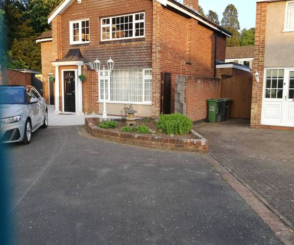 Edgewood Drive, LU2
