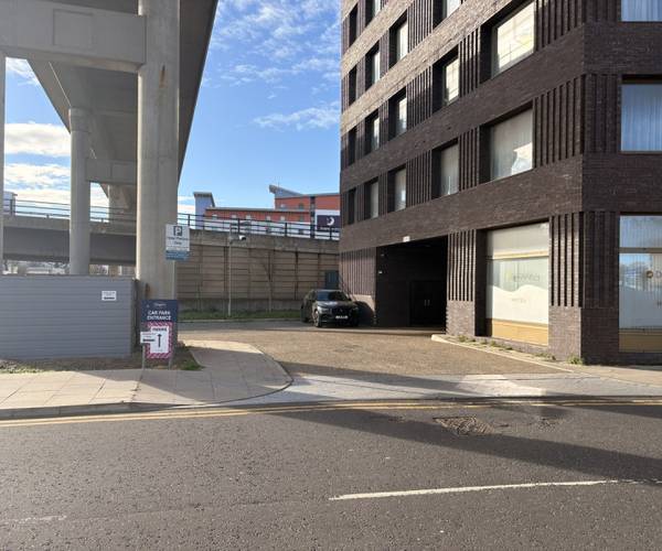 Hampton by Hilton London - Docklands Car Park