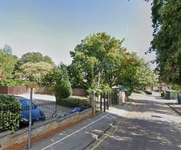 Ladys Close, WD18