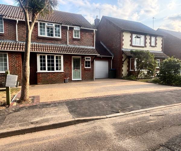 Chestnut Road, RH14