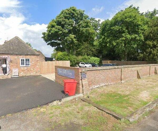 Parking on Woodside Road, LU1