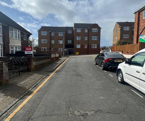 Parking on Hewlett Road, LU3