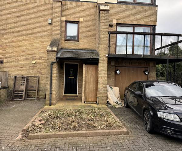 Parking on Adelphi Street, MK9