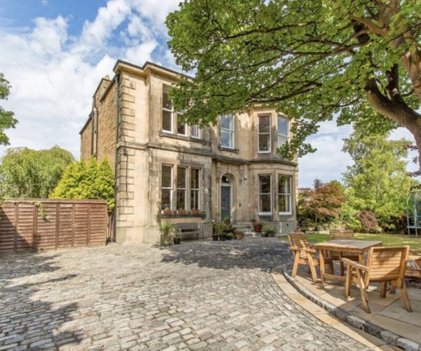 Parking on Merchiston Crescent, EH10