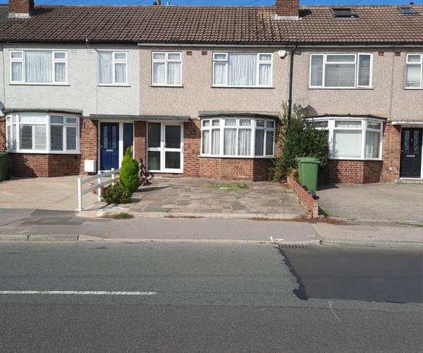 Front Lane, RM14