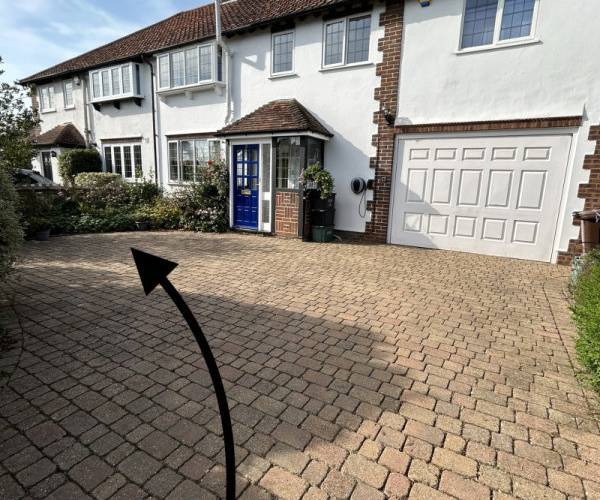 Connaught Road, AL5