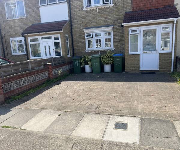 Parking on Throwley Close, SE2