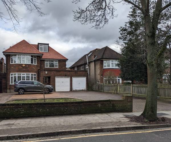Parking on Woodside Avenue, N12