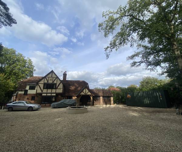 Charlwood Road, RH6