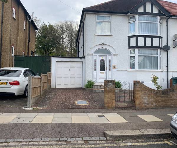 Parking on Milton Avenue, EN5
