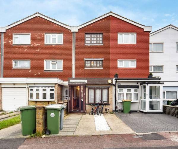 Parking on Skelley Road, E15
