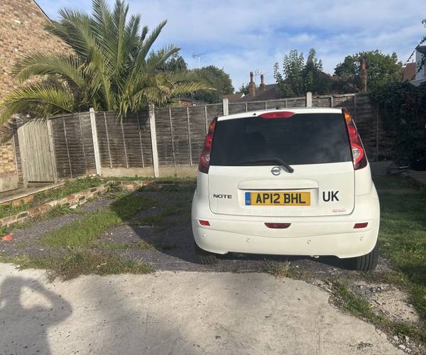 Parking on Wellesley Road, E11