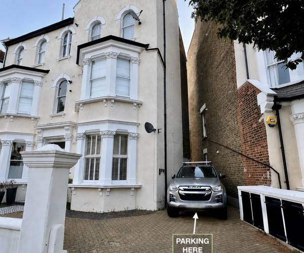 Sisters Avenue, SW11