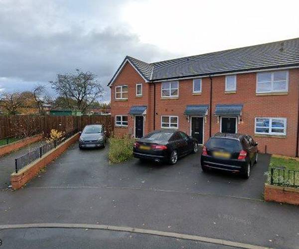 Parking on Redwing Avenue, M21