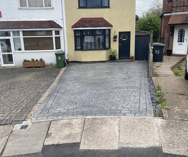 Parking on Mavis Avenue, LE3