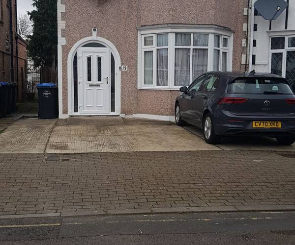 Parking on Kathleen Avenue, HA0