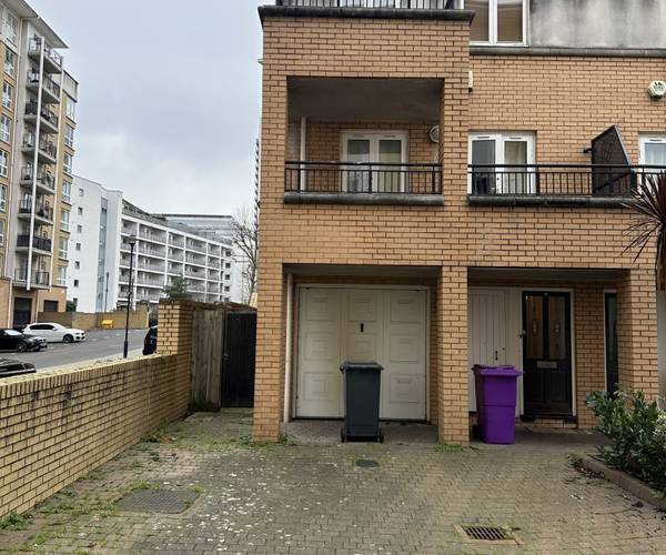 Parking on Jamestown Way, E14