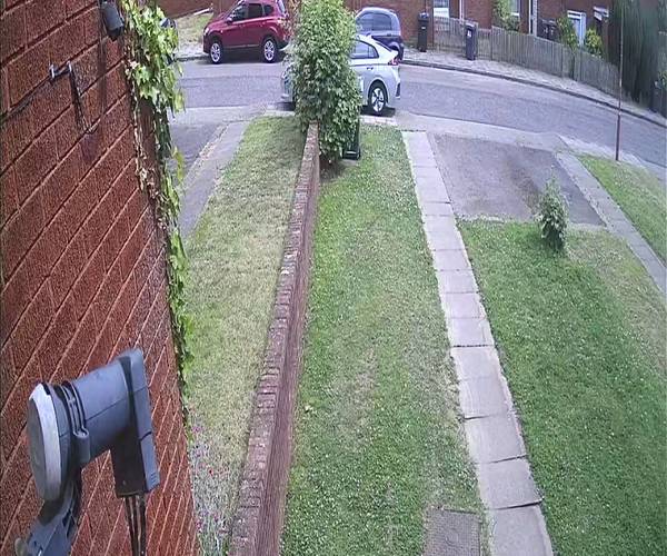 Parking on Abbots Way, B18