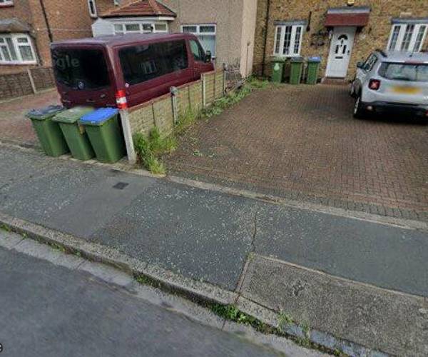 Parking on Ealdham Square, SE9
